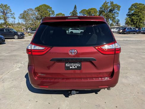 Used 2016 Toyota Sienna L image 8