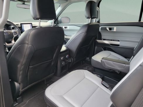 Used 2021 Ford Explorer XLT w/ Equipment Group 202A RWD image 8
