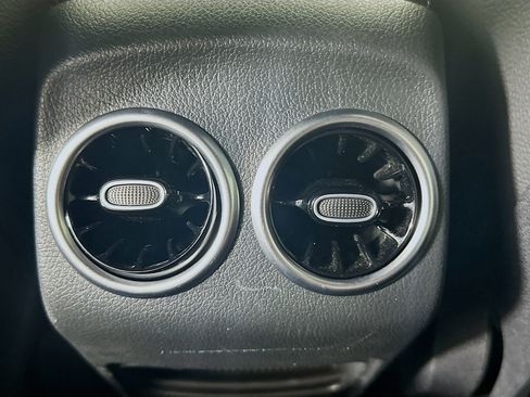 Used 2025 Mercedes-Benz GLB 250 4MATIC image 29