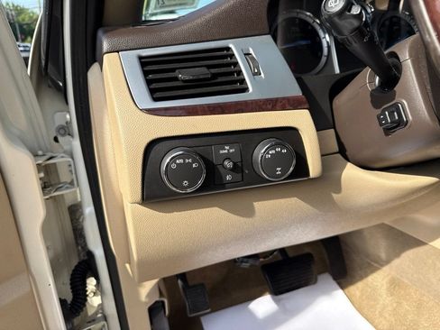 Used 2011 Cadillac Escalade 4WD Hybrid image 32