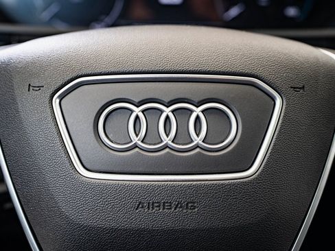 Used 2021 Audi e-tron Prestige w/ Prestige Package image 27