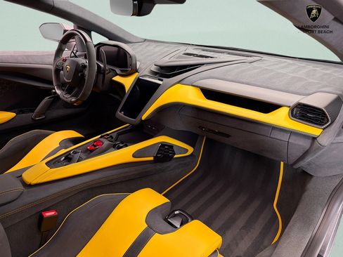 Used 2025 Lamborghini Revuelto AWD/4WD image 12