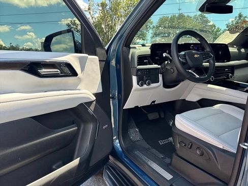 Used 2025 Chevrolet Tahoe Premier RWD image 16
