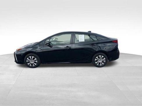Used 2020 Toyota Prius LE image 2