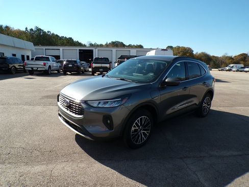 Used 2025 Ford Escape SE w/ Class II Trailer Tow Package FWD image 3