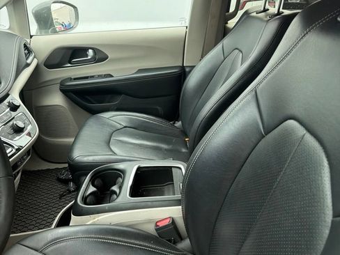 Used 2022 Chrysler Pacifica Touring-L FWD image 6