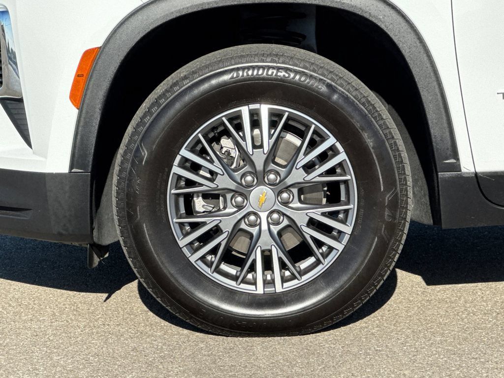 Used 2025 Chevrolet Traverse LT AWD/4WD image 32