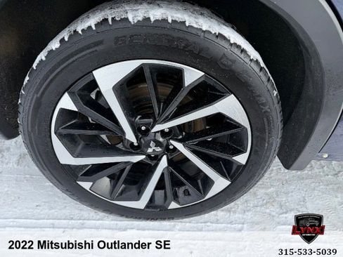 Used 2022 Mitsubishi Outlander SE image 41