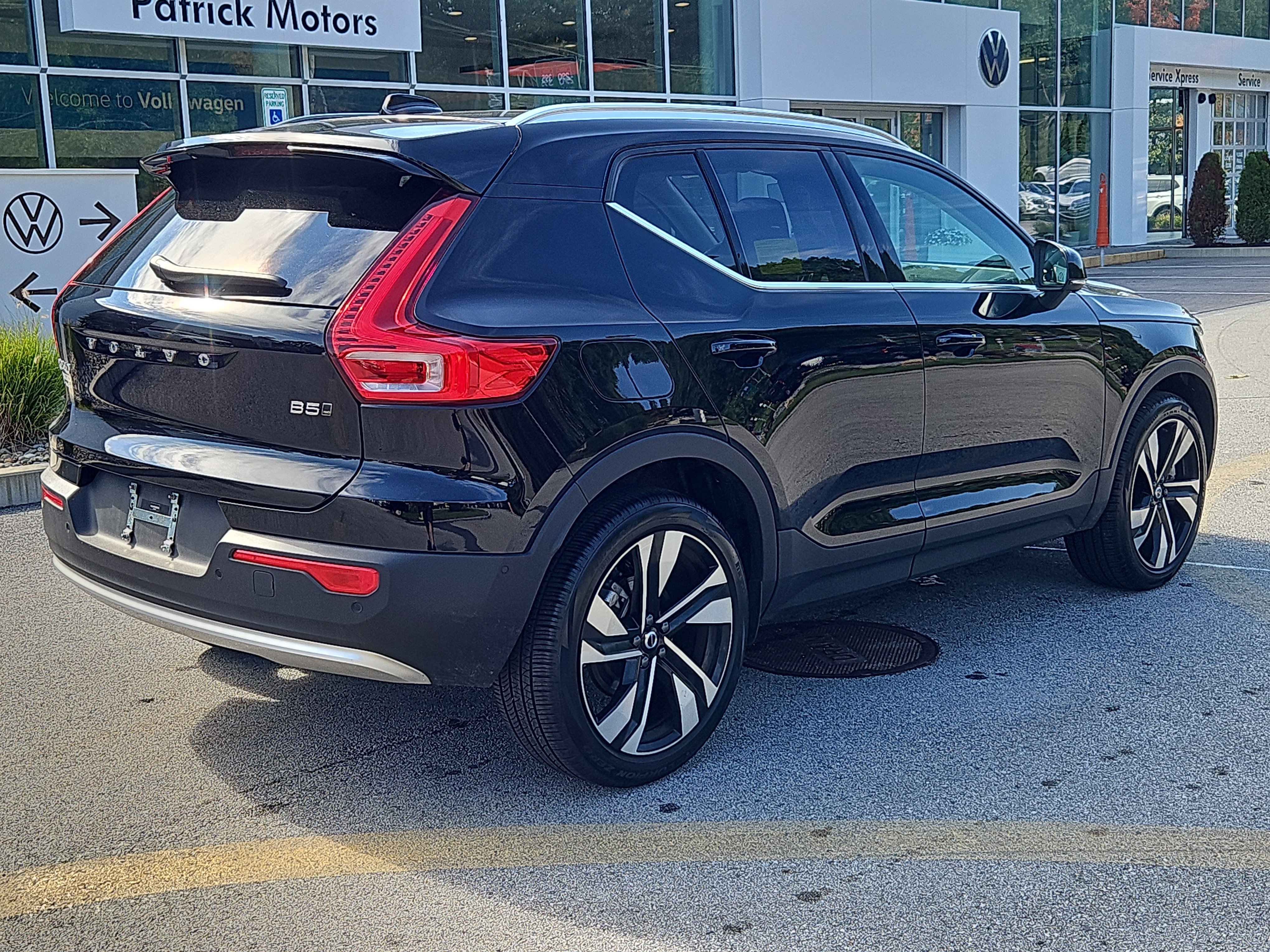 Used 2025 Volvo XC40 B5 Plus w/ Protection Package Premier AWD/4WD image 2