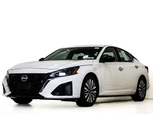 Used 2024 Nissan Altima 2.5 SV FWD image 3