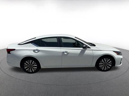 Used 2025 Nissan Altima 2.5 SV FWD image 13