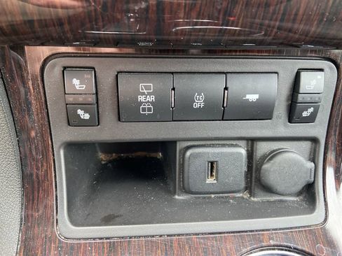 Used 2017 Chevrolet Traverse LT w/ Style and Technology Package image 18