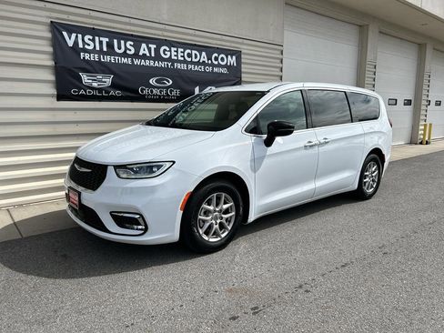 Used 2025 Chrysler Pacifica Select image 1