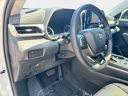Used 2021 Toyota Highlander XLE AWD/4WD image 18