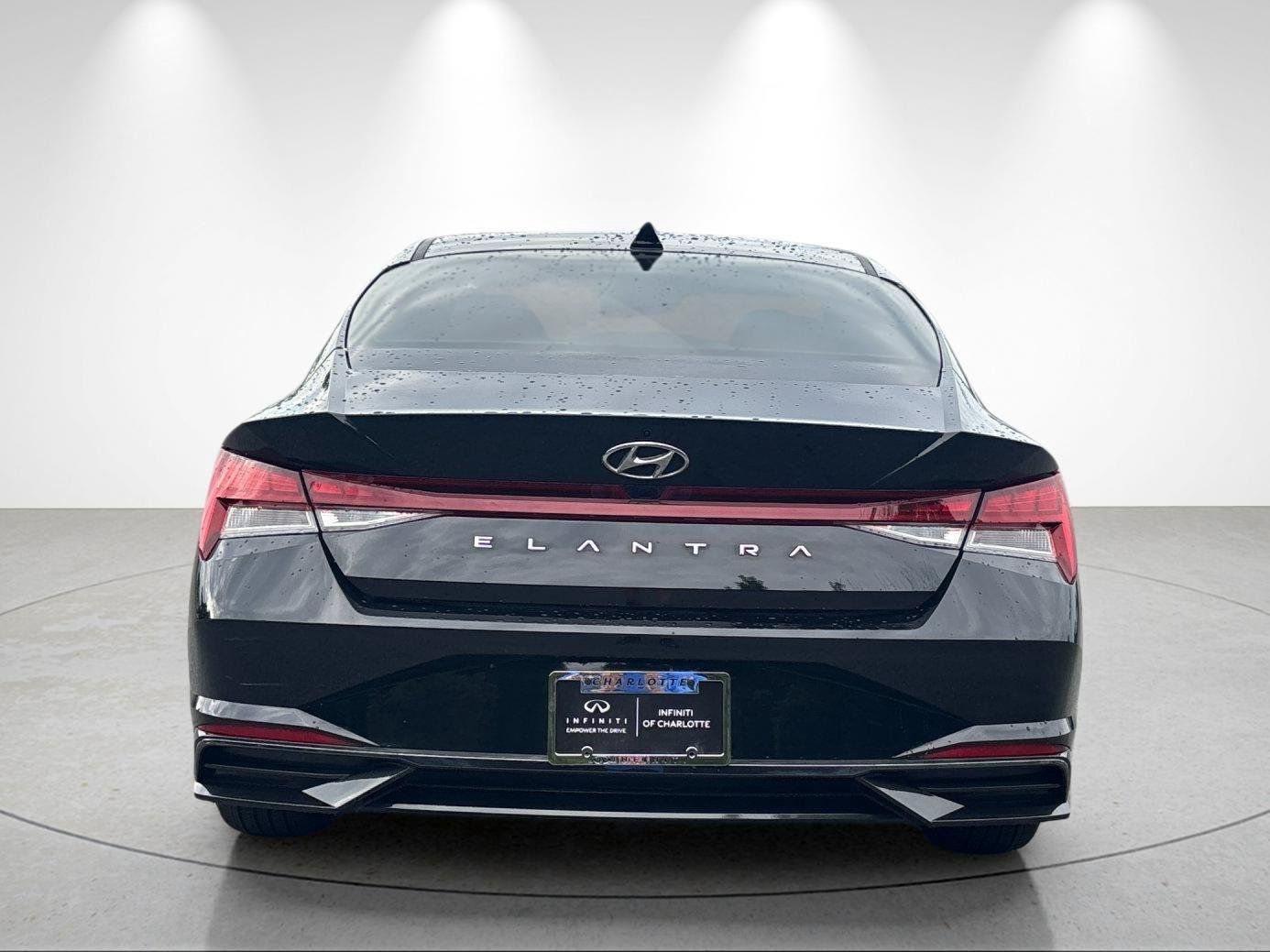 Used 2022 Hyundai Elantra SEL w/ Convenience + Premium Package FWD image 4