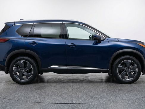 Used 2025 Nissan Rogue SV AWD/4WD image 11
