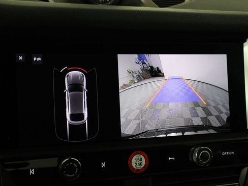 Certified 2023 Porsche Macan AWD/4WD image 17