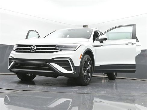Used 2024 Volkswagen Tiguan SE image 52