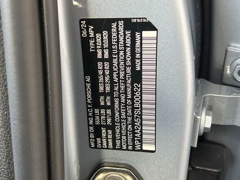 Certified 2025 Porsche Macan image 34