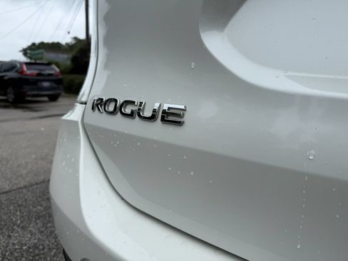 Used 2018 Nissan Rogue SV w/ Premium Package FWD image 24