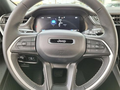 Used 2025 Jeep Grand Cherokee Laredo X image 30