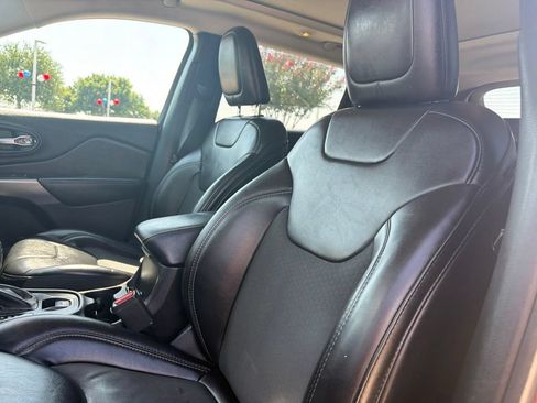 Used 2019 Jeep Cherokee Latitude Plus w/ Comfort/Convenience Group AWD/4WD image 4
