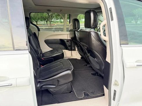Used 2023 Chrysler Pacifica Limited FWD image 22