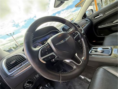 Used 2016 Chrysler 300 C RWD image 9