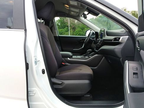 Used 2024 Toyota Highlander LE FWD image 29