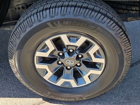 Used 2019 Toyota Tacoma TRD Off-Road w/ Technology Package AWD/4WD image 12