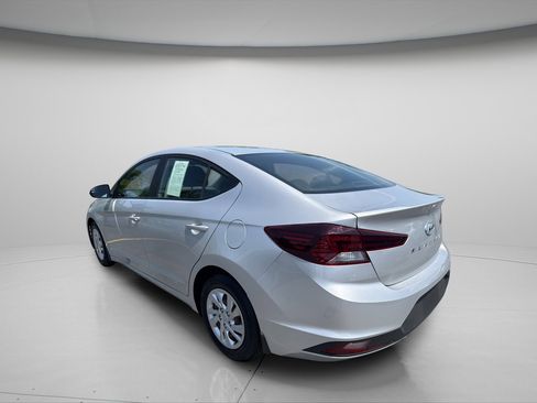 Used 2019 Hyundai Elantra SE w/ Winter Weather Package FWD image 3