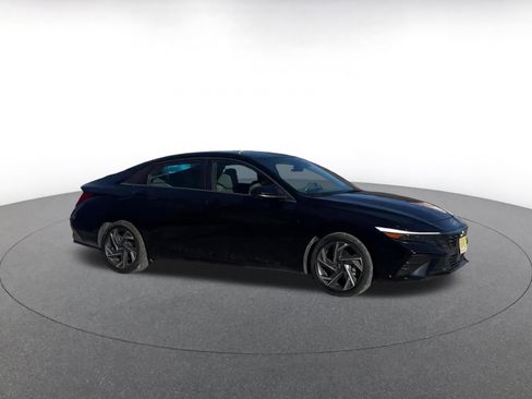 Used 2025 Hyundai Elantra SEL image 2