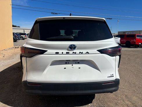 Used 2024 Toyota Sienna LE image 5