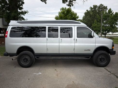 Used 2018 GMC Savana 3500 Extended RWD image 13