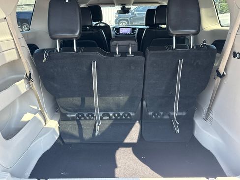 Used 2024 Chrysler Pacifica Touring-L FWD image 20