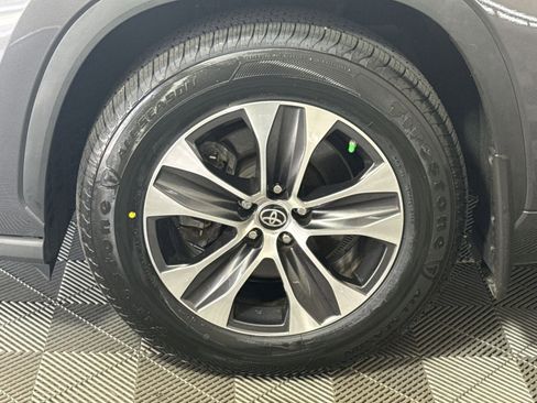 Used 2023 Toyota Highlander XLE AWD/4WD image 12