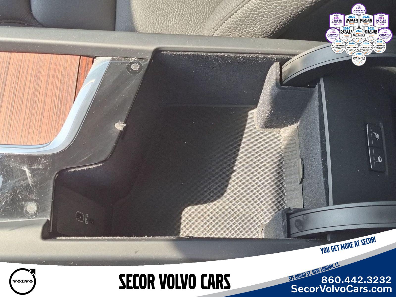 Certified 2024 Volvo XC60 T8 Plus w/ Protection Package Premier AWD/4WD image 16