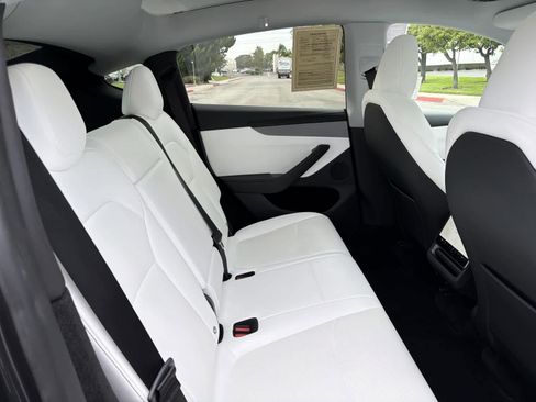 Used 2026 Tesla Model Y 2WD image 34