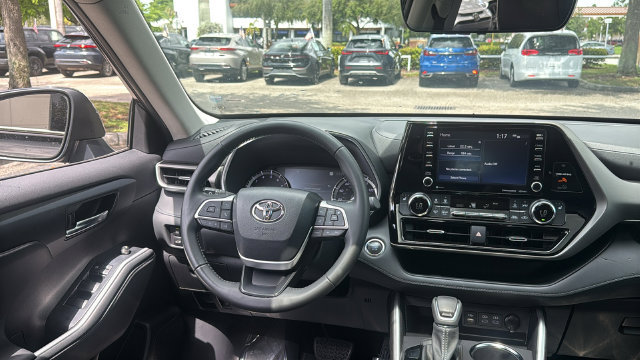 Used 2022 Toyota Highlander XLE FWD image 15