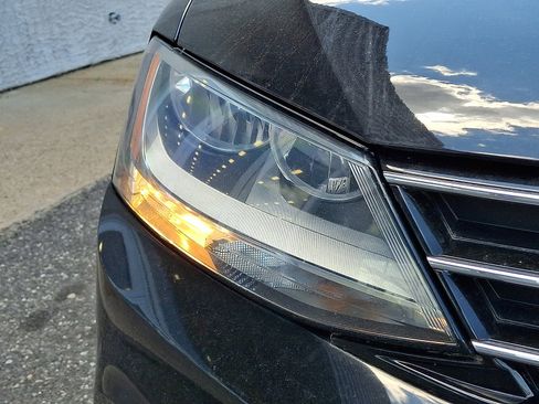 Used 2016 Volkswagen Jetta SE FWD image 2