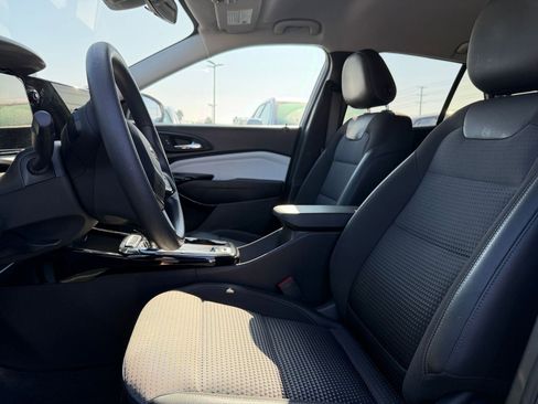 Used 2025 Chevrolet Trax LT image 24
