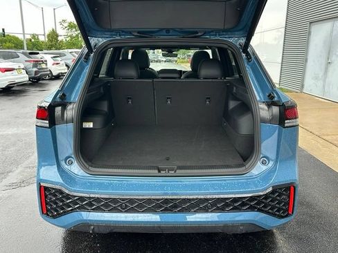 Certified 2025 Volkswagen Tiguan SE R-Line AWD/4WD image 17