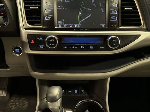 Used 2019 Toyota Highlander XLE image 22