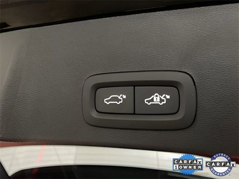 Used 2025 Volvo XC40 B5 Plus image 8