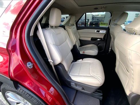 Used 2022 Ford Explorer Platinum w/ Technology Package image 19