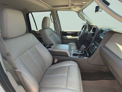 Used 2017 Lincoln Navigator Select RWD image 14