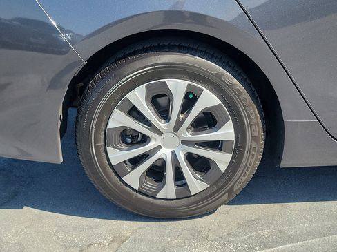 Used 2022 Toyota Prius Prime LE FWD image 6