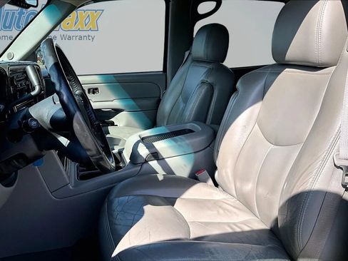 Used 2005 Chevrolet Avalanche Z71 w/ Sun And Sound Package AWD/4WD image 24