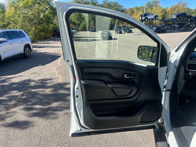 Used 2018 Nissan Titan SV w/ SV Convenience Package AWD/4WD image 24