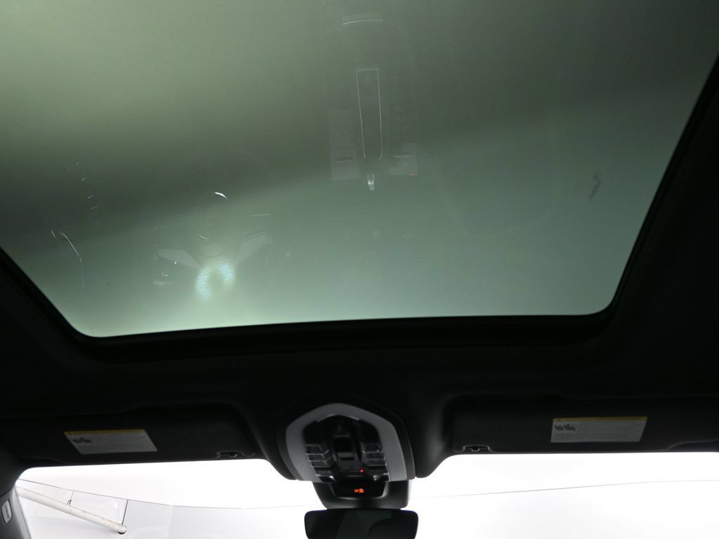 Certified 2025 Porsche Macan AWD/4WD image 25
